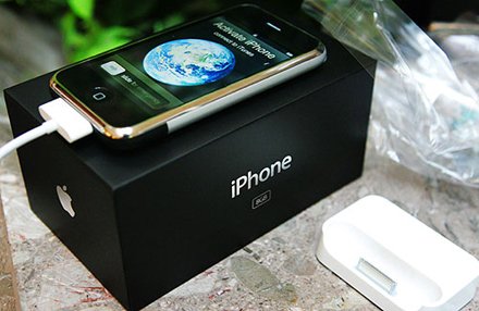 Apple annulla la garanzia a chi ha sbloccato l'iPhone 1 iphone con scatolo