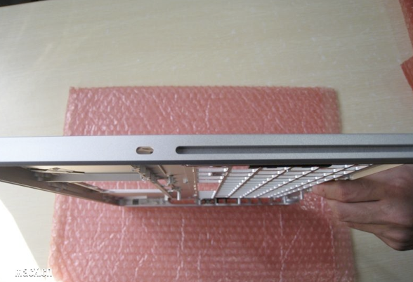 Foto nitide dei presunti nuovi case per MacBook e MacBook Pro 1 nuovi case per MacBook