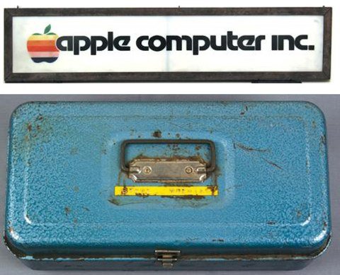 insegna di apple e cassetta di woz