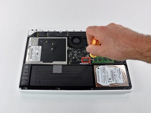 iFixIt ha smontato il nuovo MacBook unibody bianco 1 MacBook unibody
