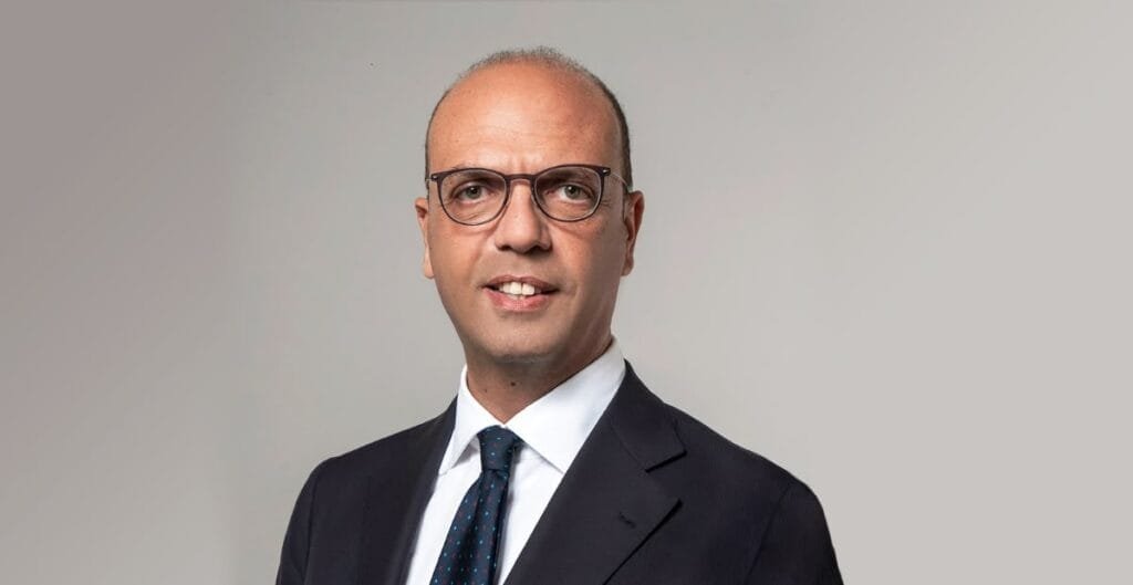 Il ministro Alfano usa un iPhone per controllare le leggi 1 ministro Alfano