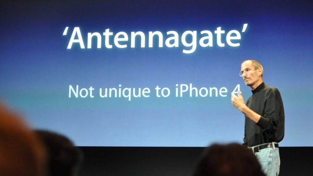 Antennagate: la toppa da 20 byte spiegata 15 anni dopo 1 iPhone 4 Antennagate: problema antenna che causa perdita di segnale quando impugnato