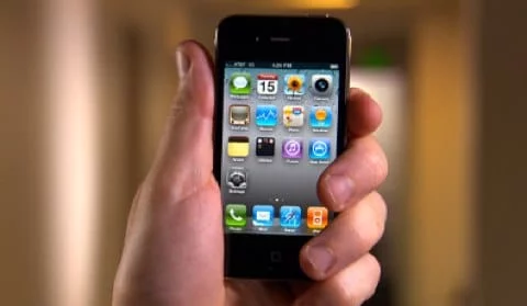 mano su iPhone 4 antenna dell'iPhone 4