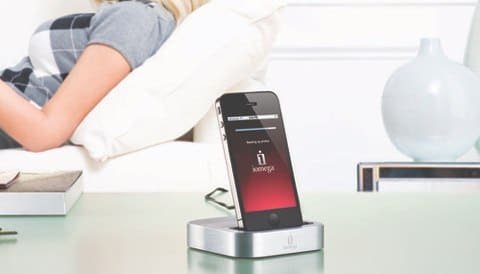 Iomega SuperHero, il dock che ricarica l'iPhone e fa il backup su SD 3 Iomega SuperHero