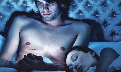 telefono a letto iPhone prima di andare a dormire