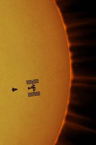 AtlantisDockingToTheISS