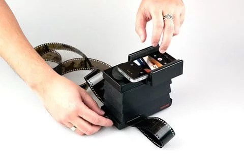 Lomography Smartphone Film Scanner, passa i rullini da 35 mm nell'iPhone 1 Lomography Smartphone Film Scanner