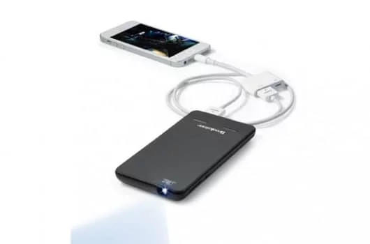 Brookstone Pocket Projector Slim, il proiettore portatile per iPhone 1 Brookstone Pocket Projector Slim