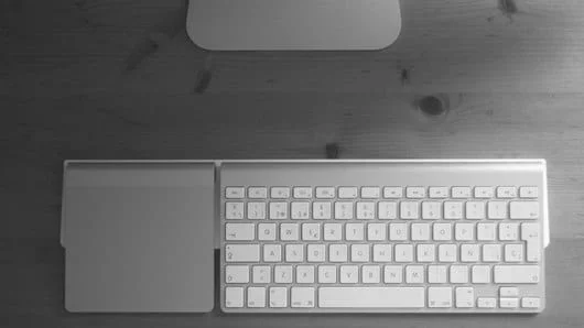 Bind, un accessorio per tenere ordinata la tastiera e il Magic Trackpad 1 Bind