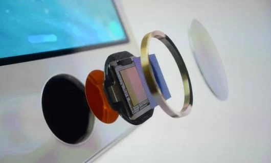 iPhone 5S: un passo verso il futuro con il sensore Touch ID 1 a close-up of a smart watch