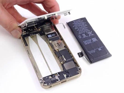 Il governo Indiano compra Cellebrite 1 iPhone 5S smontato_3