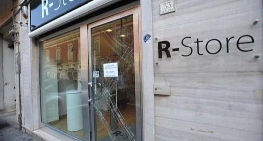 Furto nell'APR di Caserta, salta il day one per l'iPhone 1 APR_caserta