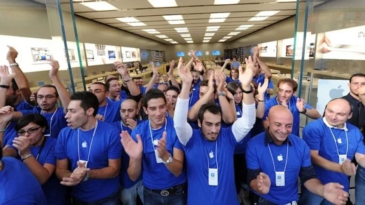 I dipendenti degli Apple Store avranno tutti la stessa t-shirt 1 dipendenti_Apple