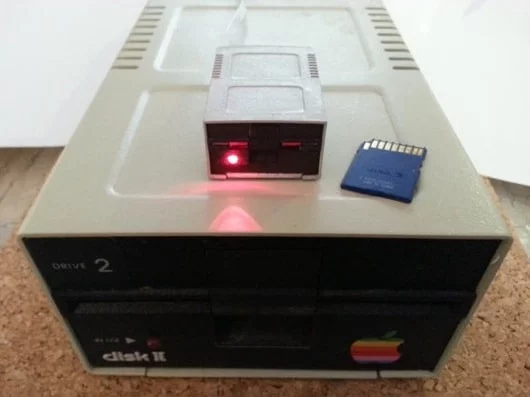Il lettore esterno di SD che ricorda il Disk II di Apple 1 lettore SD Disk II