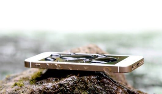 Un uomo ricarica l'iPhone nella vasca da bagno e muore 1 iPhone impermeabile