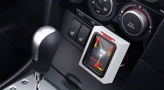 Il Flusso Canalizzatore per ricaricare l'iPhone in auto 1 Flux Capacitor