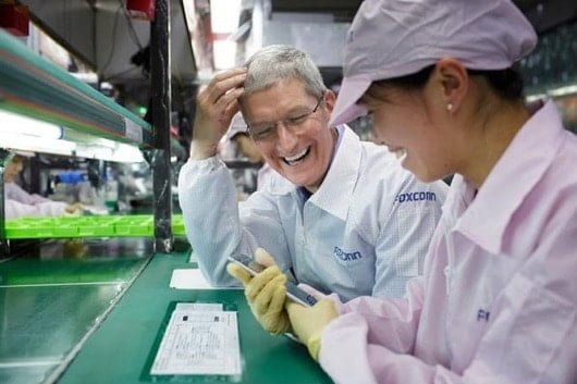 Foxconn non vuole abbandonare la Cina ma pronti 7 miliardi per gli USA 1 Tim Cook Foxconn