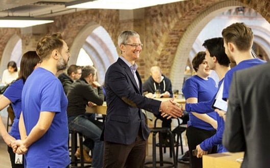 Tim Cook: l'NFC dell'Apple Watch potrà aprire l'automobile 1 Tim Cook Covent Garden
