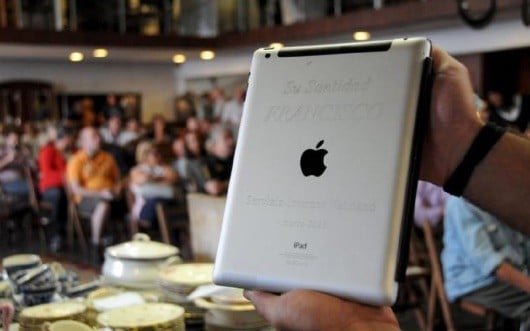 L'iPad di Papa Francesco venduto all'asta per 30.500 dollari 1 iPad Papa Francesco