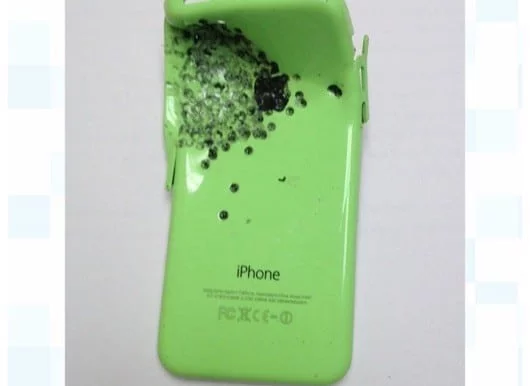 Un iPhone 5C ferma un colpo di fucile 1 iPhone 5C fucile