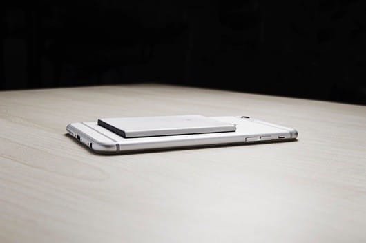 Piece, un dispositivo bluetooth per usare la seconda SIM con l'iPhone 1 Piece