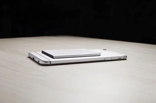 Piece, un dispositivo bluetooth per usare la seconda SIM con l'iPhone 1 Piece