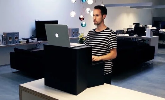 Oristand, lo stand desk di cartone da 25 $ 1 Oristand