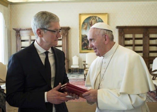 Tim Cook Papa Francesco 530x378 1