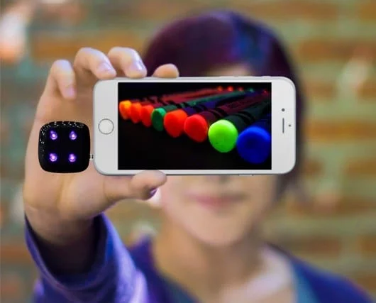 ReveaLED, l'accessorio per fotografare con l'iPhone con i raggi UV 1 ReveaLED