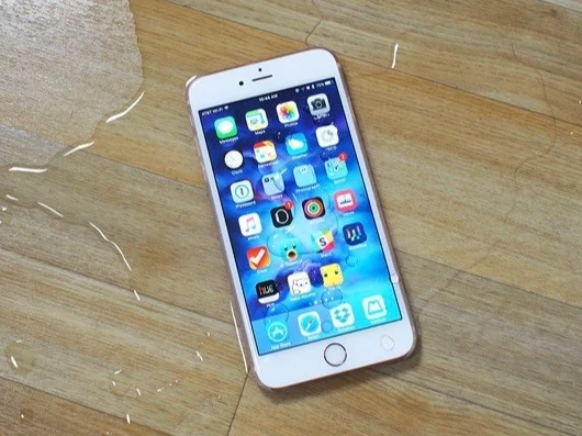 Un fornitore di Apple ha i display che si possono usare con le dita bagnate 1 iPhone bagnato