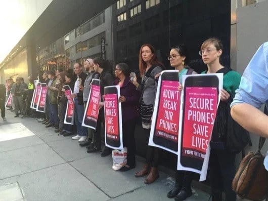 Apple ha deciso che non collaborerà con l'FBI 1 proteste FBI