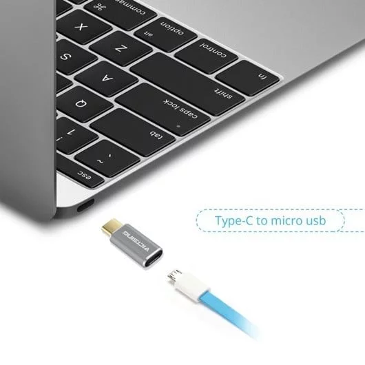 Un adattatore che trasforma un cavo microUSB in USB-C 1 adattatore USB-C