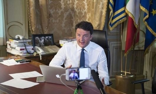 Renzi riceve un esposto dall'Antitrust per aver mostrato un MacBook 1 Matteo MacBook