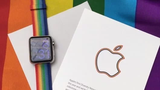 Apple partecipa al Pride di San Francisco e crea un cinturino speciale per Apple Watch 1 Apple Watch cinturino pride