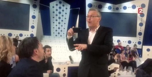 In Francia va via la corrente e lo show televisivo continua grazie agli iPhone 1 France 2