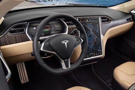 Un accessorio evita di mettere le mani sul volante delle Tesla 1 mani sul volante