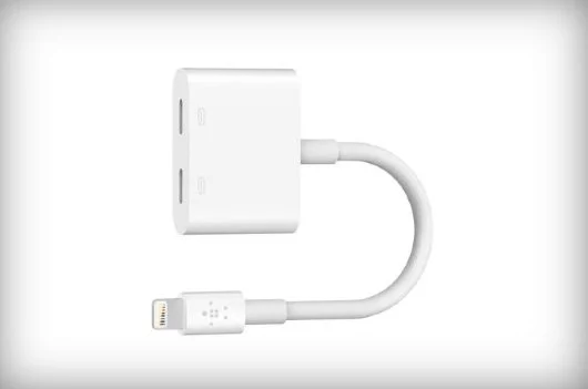 È possibile sentire la musica e caricare l'iPhone contemporaneamente 1 adattatore Lightning