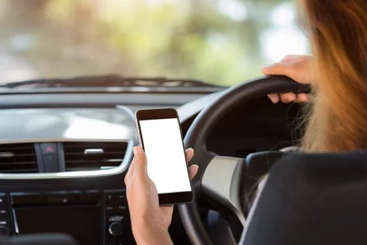 Torino: se guidi e causi un incidente ti sequestrano lo smartphone 1 iPhone auto