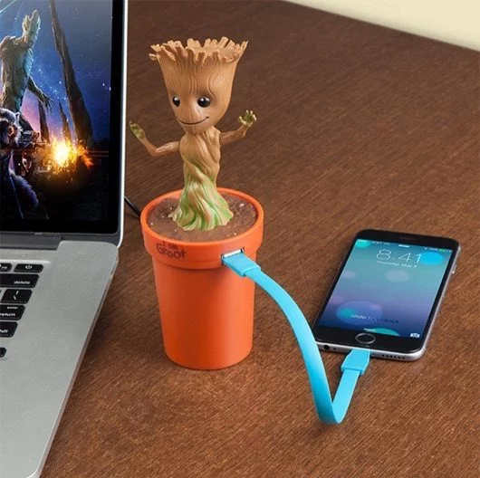 Groot ricarica la batteria dell'iPhone e balla 1 Groot