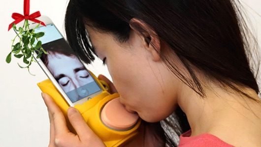 Kissenger, l'accessorio per baciare qualcuno a distanza con l'iPhone 1 Kissenger