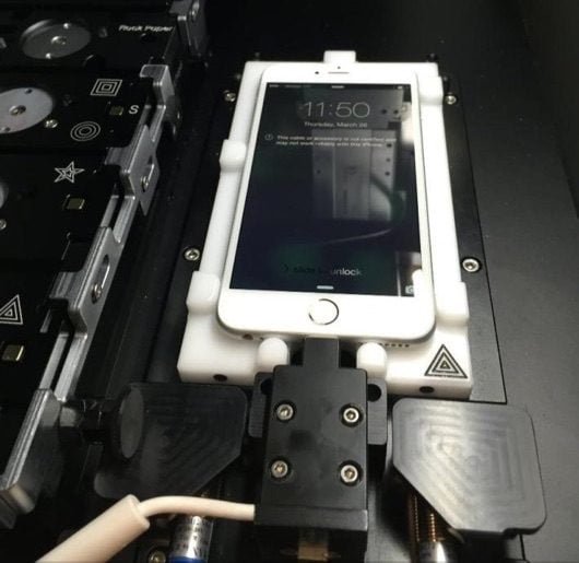 La macchina che trasferisce il Touch ID da un iPhone all’altro 1 iPhone Calibration Machine