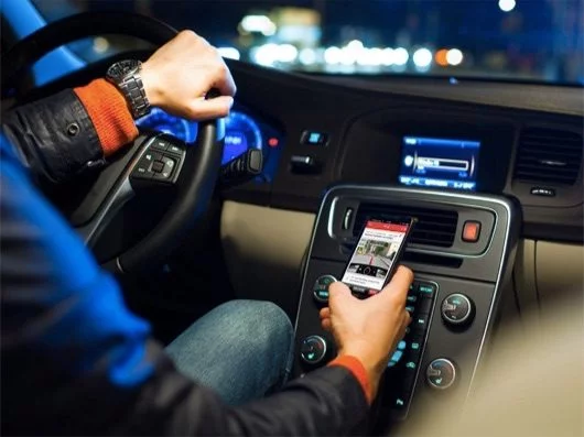 E se lo smartphone mandasse messaggi per noi mentre guidiamo? 1 smartphone auto