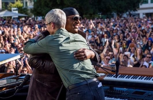 Apple ha regalato un concerto di Stevie Wonder ai suoi dipendenti di Cupertino 1 Tim Cook e Steve Wonder
