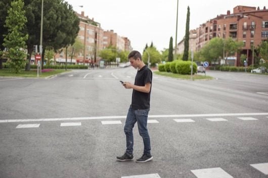 A Honolulu multeranno i pedoni che attraversano con il cellulare in mano 1 pedone smartphone