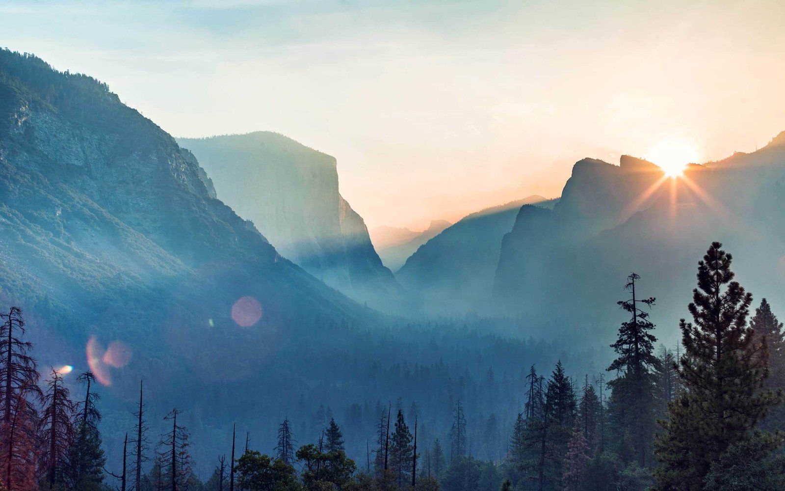 Lo scorso anno la vendita di Nintendo Classic, il modello commemorativo di Nintendo, andò benone, tanto da far volare i prezzi. Alcuni rivenditori comprarono molte unità, attesero la fine delle scorte e alzarono i prezzi. Nintendo ha promesso di iniziare a produrne altre unità, ma nell’attesa i prezzi restano alti. Se siete in attesa che questi si abbassino, potreste accontentarvi, nel frattempo, di una versione clone. La NES Game Machine costa pochissimo. Appena 25,99 dollari. Si tratta di una versione non ufficiale, ma molto simile nel design. Grande 12,8 x 10 x 4,4 centimetri, ha un peso di 137 grammi. All’interno si trovano anche due gamepad. La cosa interessante è la presenza di ben 500 giochi. C’è il clone delle Tartarughe Ninja, di Super Mario, Super Mario Bros, Flappy Bird, Arkanoid, Pac Man, Fifa, Jurassic Park, F1 Race e molti altri. NES Game Machine si trova su TomTop e si compra per 25,99 dollari.