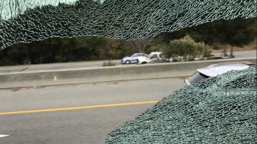 Vandalizzati gli autobus di Apple per i dipendenti 1 vetro rotto