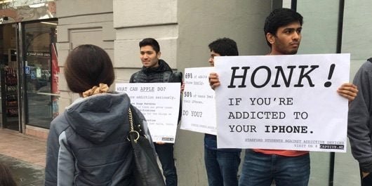 Gli studenti di Stanford si ribellano: l'iPhone porta dipendenza 1 protesta studenti Stanford
