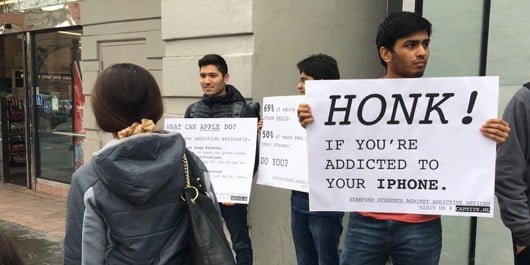 Gli studenti di Stanford si ribellano: l'iPhone porta dipendenza 1 protesta studenti Stanford