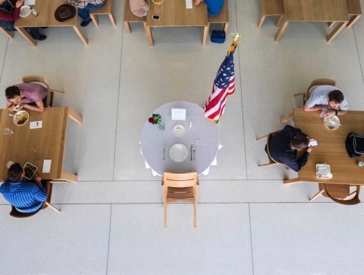 Nell'Apple Park appare il tavolo del milite ignoto 1 Apple_Park_milite_ignoto