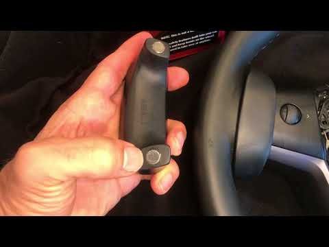 Un accessorio evita di mettere le mani sul volante delle Tesla 7 0 9